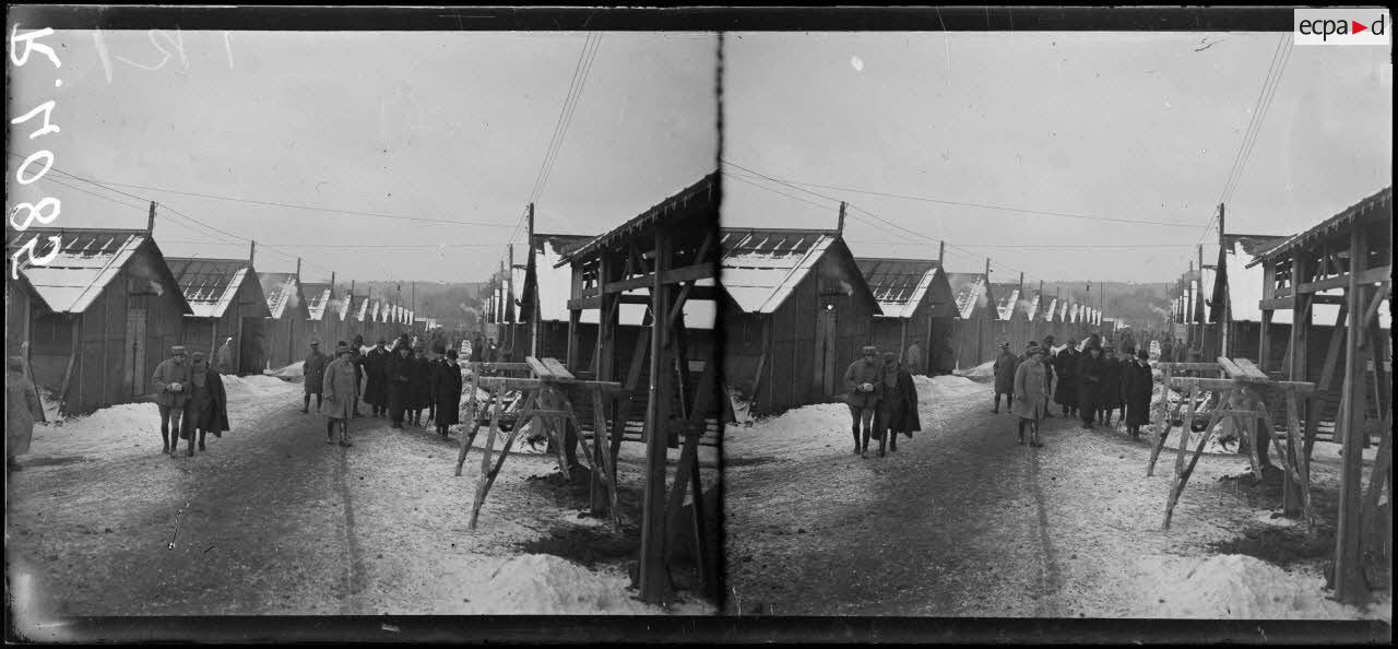 Versailles. Visite de la mission américaine (ravitaillement) aux baraquements des Pépinières. [légende d'origine]