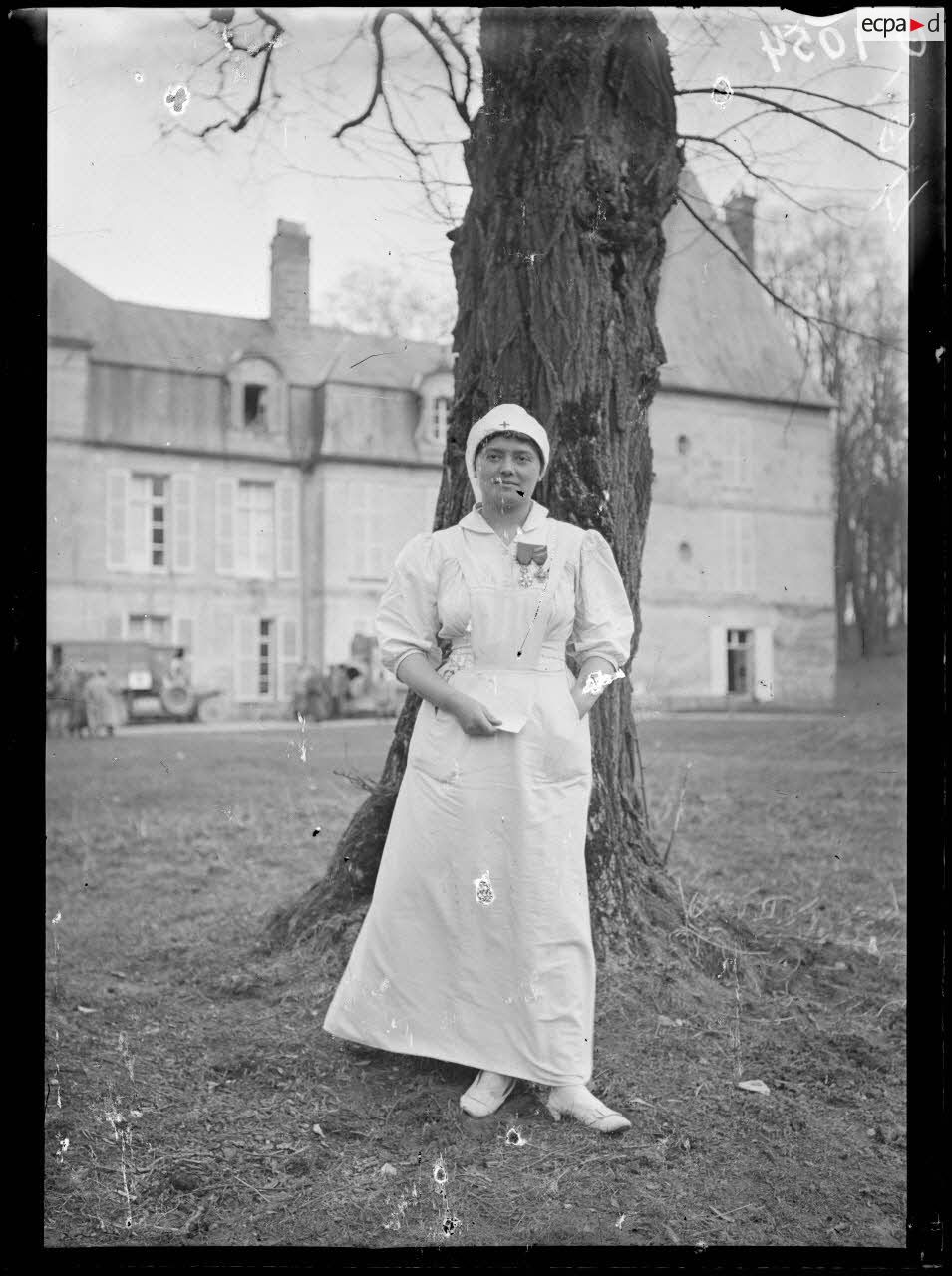 Vauxrot. Aisne. Mlle Baccarat, infirmi&egrave;re major, L&eacute;gion d'Honneur et croix de guerre. [l&eacute;gende d'origine]