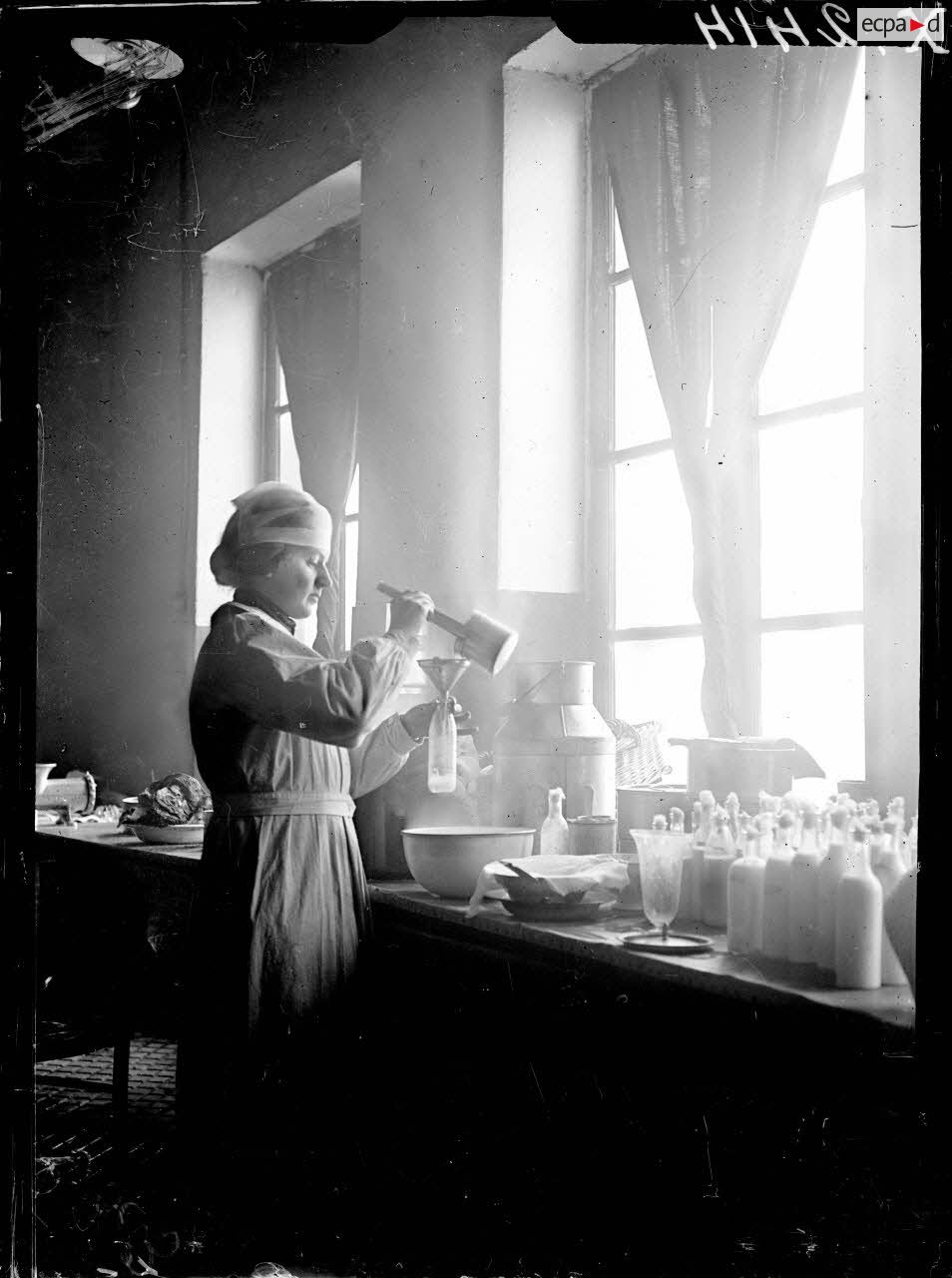 Toul (Meurthe-et-Moselle). Asile de Luxembourg. Croix-Rouge am&eacute;ricaine. Pr&eacute;paration des biberons. [l&eacute;gende d'origine]