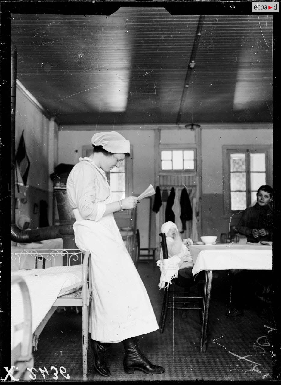 Toul (Meurthe-et-Moselle). Asile de Luxembourg. Croix-Rouge am&eacute;ricaine. Une infirmi&egrave;re. [l&eacute;gende d'origine]