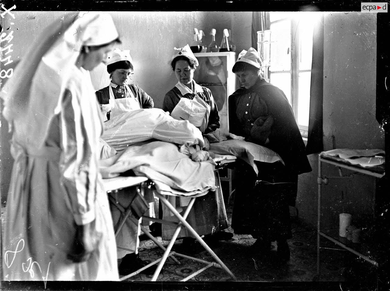 Toul (Meurthe-et-Moselle). Asile de Luxembourg. Croix-Rouge am&eacute;ricaine. Une op&eacute;ration. [l&eacute;gende d'origine]