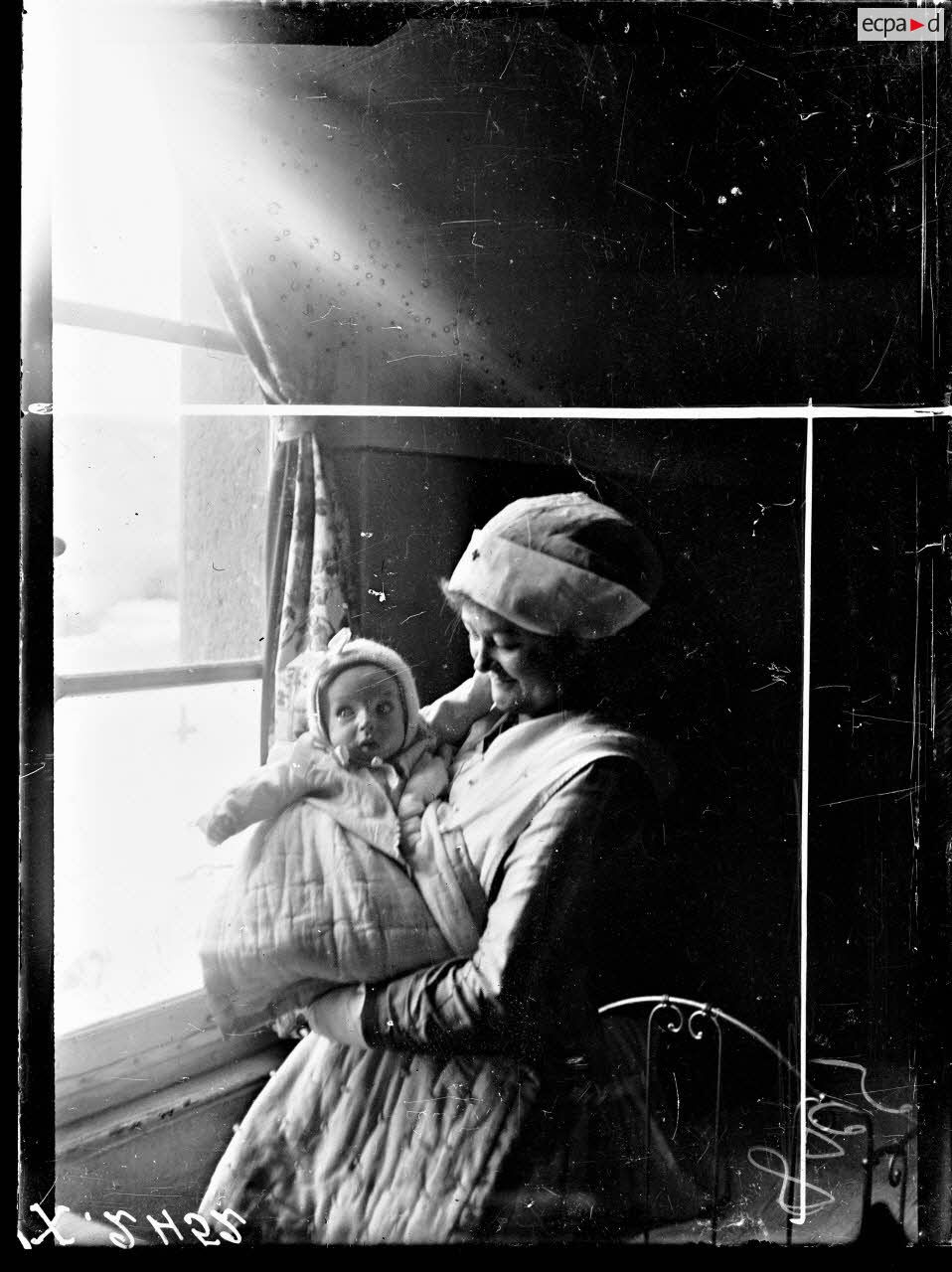 Toul (Meurthe-et-Moselle). Asile de Luxembourg. Croix-Rouge am&eacute;ricaine. Une infirmi&egrave;re et son b&eacute;b&eacute;. [l&eacute;gende d'origine]