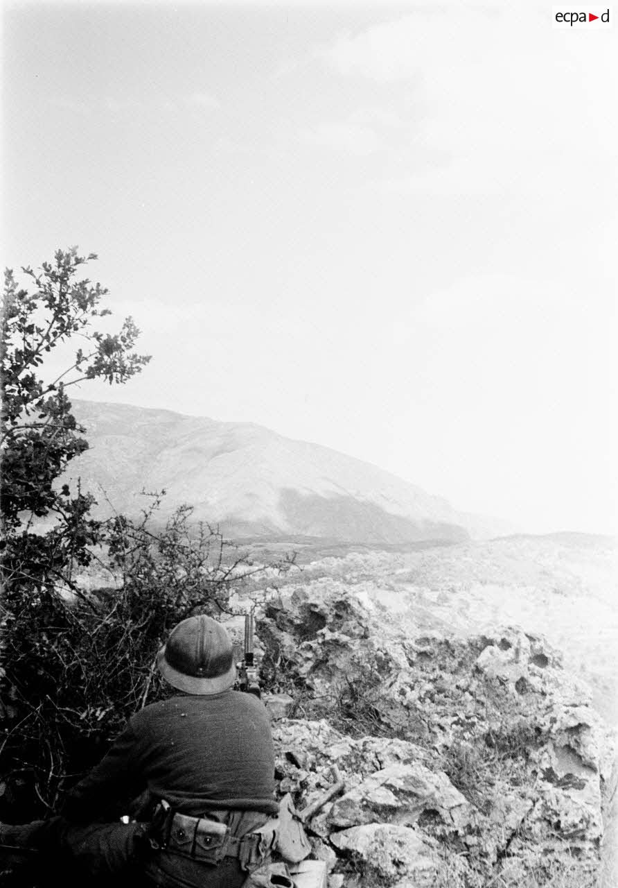 Un tirailleur marocain est posté dans le maquis.