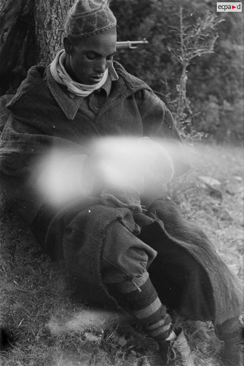 Temps de repos pour un goumier d'un goum du 2e groupe de tabors marocains (2e GTM).