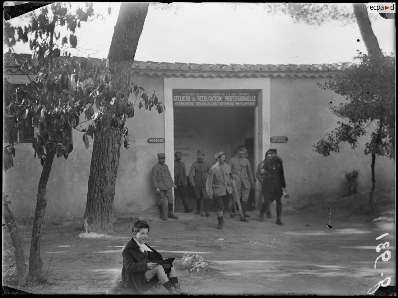 Montpellier. Centre neurologique de la 16e R&eacute;gion. Mutil&eacute;s sortant des ateliers. [l&eacute;gende d'origine]