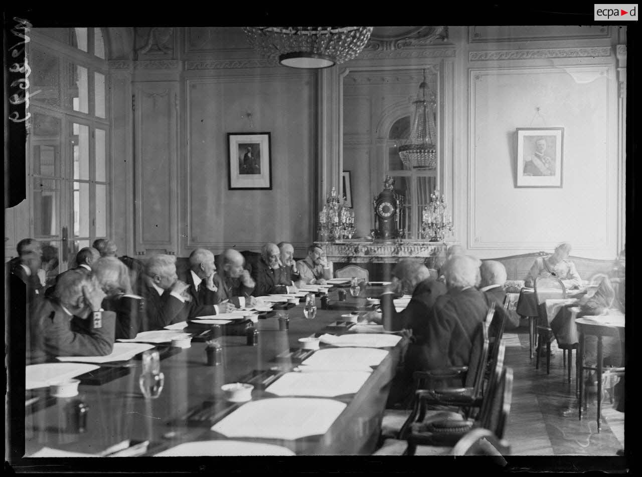 Versailles, début de la réunion du comité interallié. [légende d'origine]