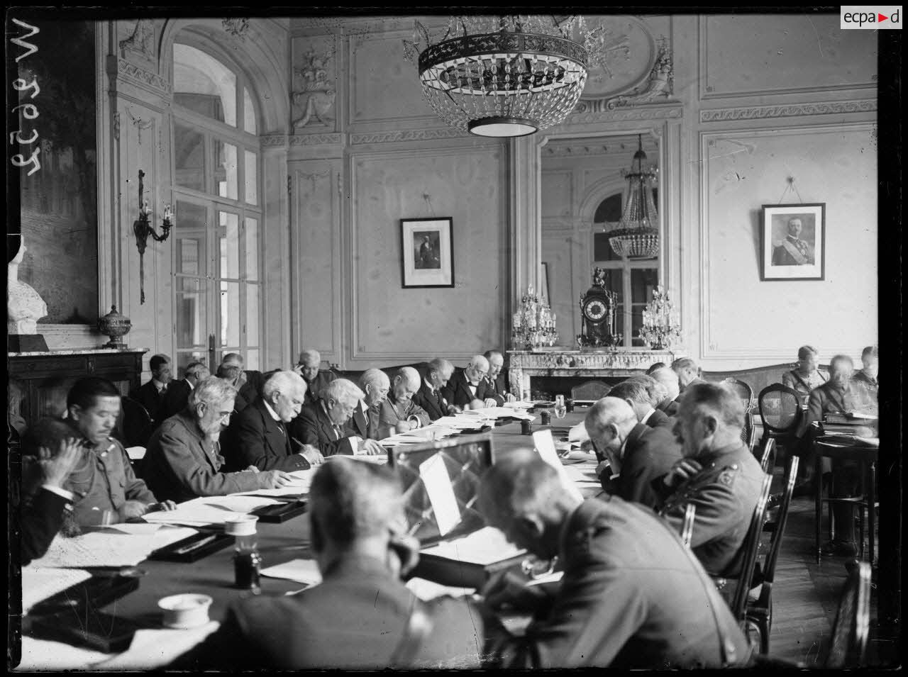 Versailles, réunion du comité interallié concernant les conditions de l'armistice. [légende d'origine]