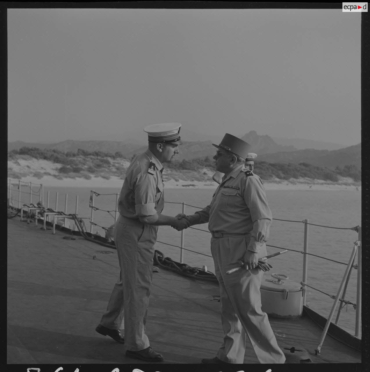 Sur le tournage du film Le jour le plus long. Le capitaine de corvette Araud, commandant le bâtiment de débarquement de chars (BDC) Argens (L9003), reçoit à bord le général de brigade de gendarmerie Crozafon.