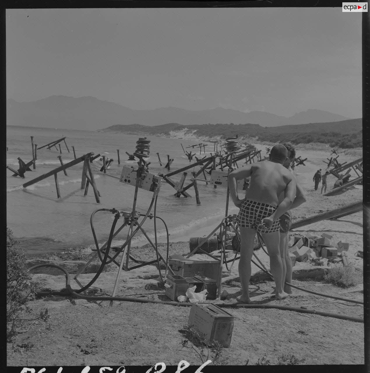 Sur le tournage du film Le jour le plus long. Ambiance sur la plage.