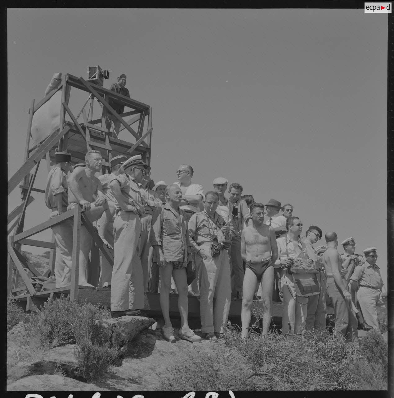 Sur le tournage du film Le jour le plus long. Tribune officielle pendant les exercices de débarquement. Au premier plan : Darryl Zanuck, producteur du film.