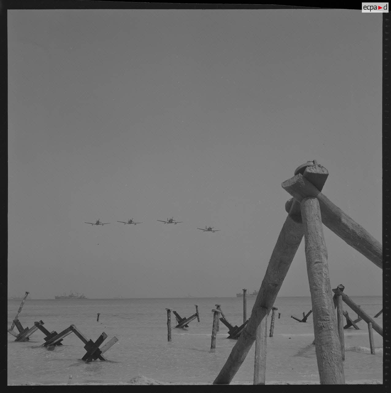 Sur le tournage du film Le jour le plus long. Passage des avions chasseurs américains au-dessus de la plage du débarquement.