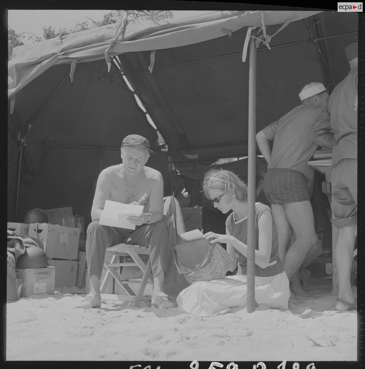 Sur le tournage du film Le jour le plus long. Darryl Zanuck, producteur du film, et sa secrétaire Elisabeth Gagarine (soeur de la comédienne Macha Meryl).