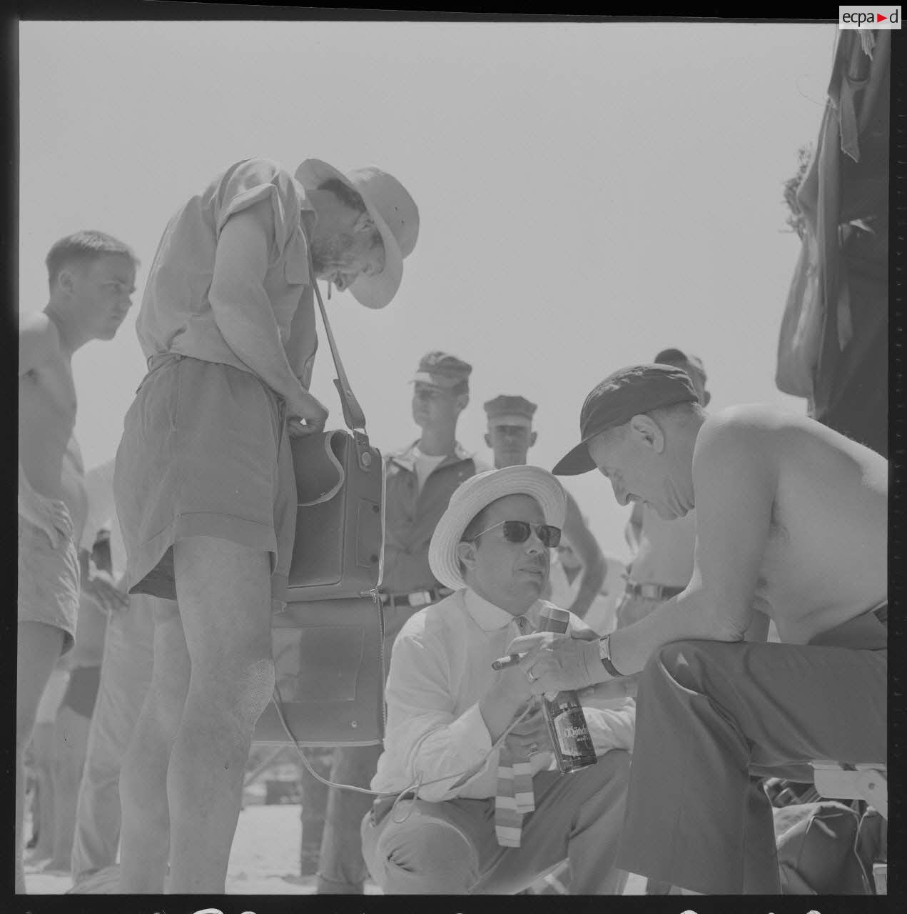 Sur le tournage du film Le jour le plus long. Les reporters de radio Monte-Carlo (RMC) s'entretiennent avec Darryl Zanuck, producteur du film.