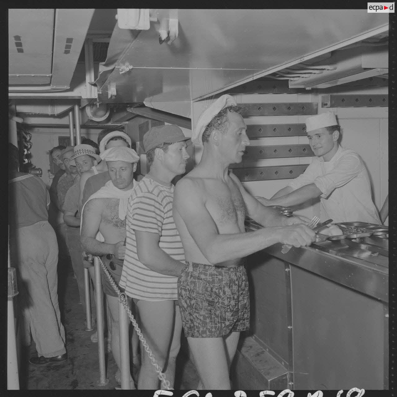 Sur le tournage du film Le jour le plus long. Self-service pour les cinéastes à bord du bâtiment de débarquement de chars (BDC) Argens (L9003).