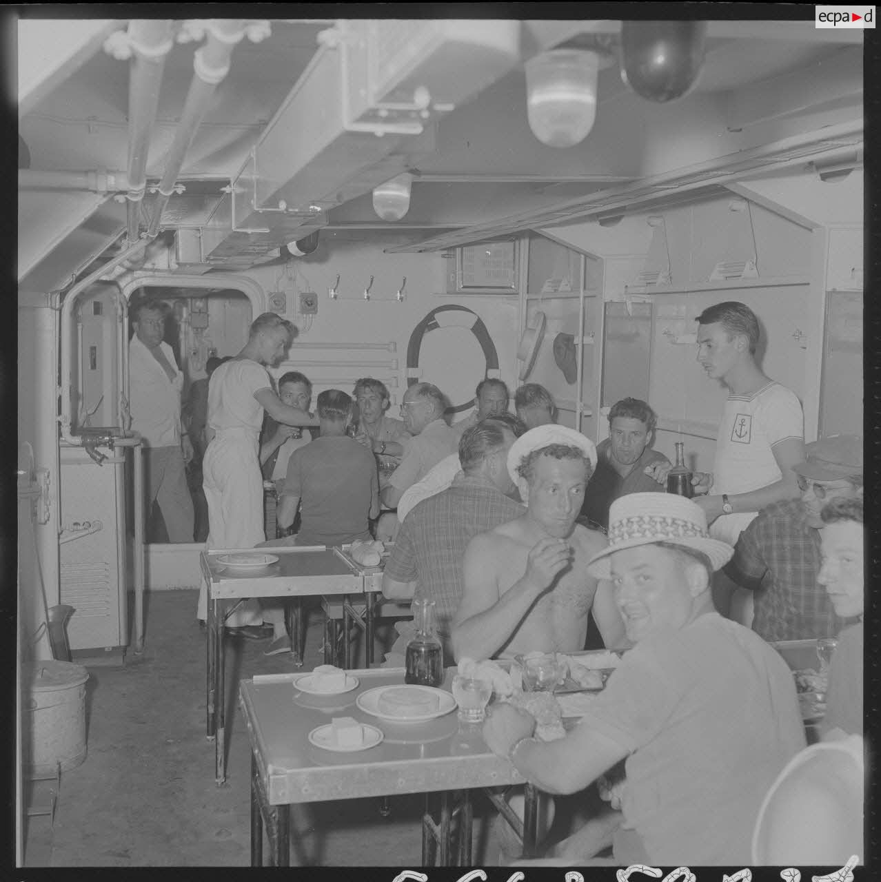 Sur le tournage du film Le jour le plus long. Self-service pour les cinéastes à bord du bâtiment de débarquement de chars (BDC) Argens (L9003).