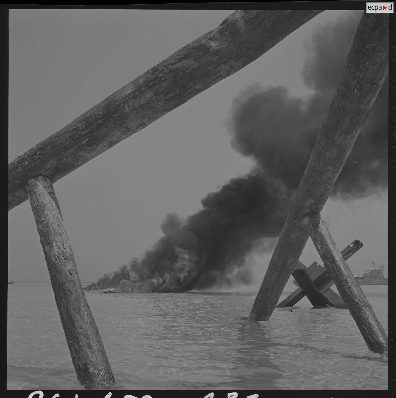 Sur le tournage du film Le jour le plus long. Essai d'explosif sur la plage.