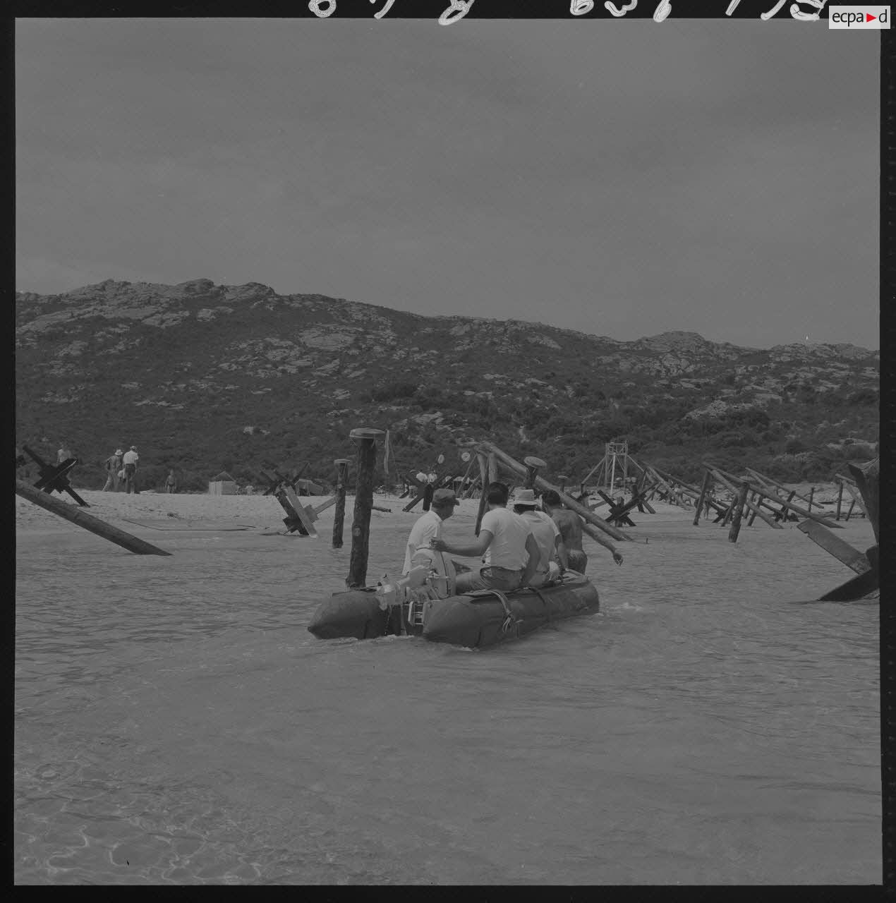 Sur le tournage du film Le jour le plus long. Transbordement des cinéastes à l'aide d'un dinghy (petite embarcation).