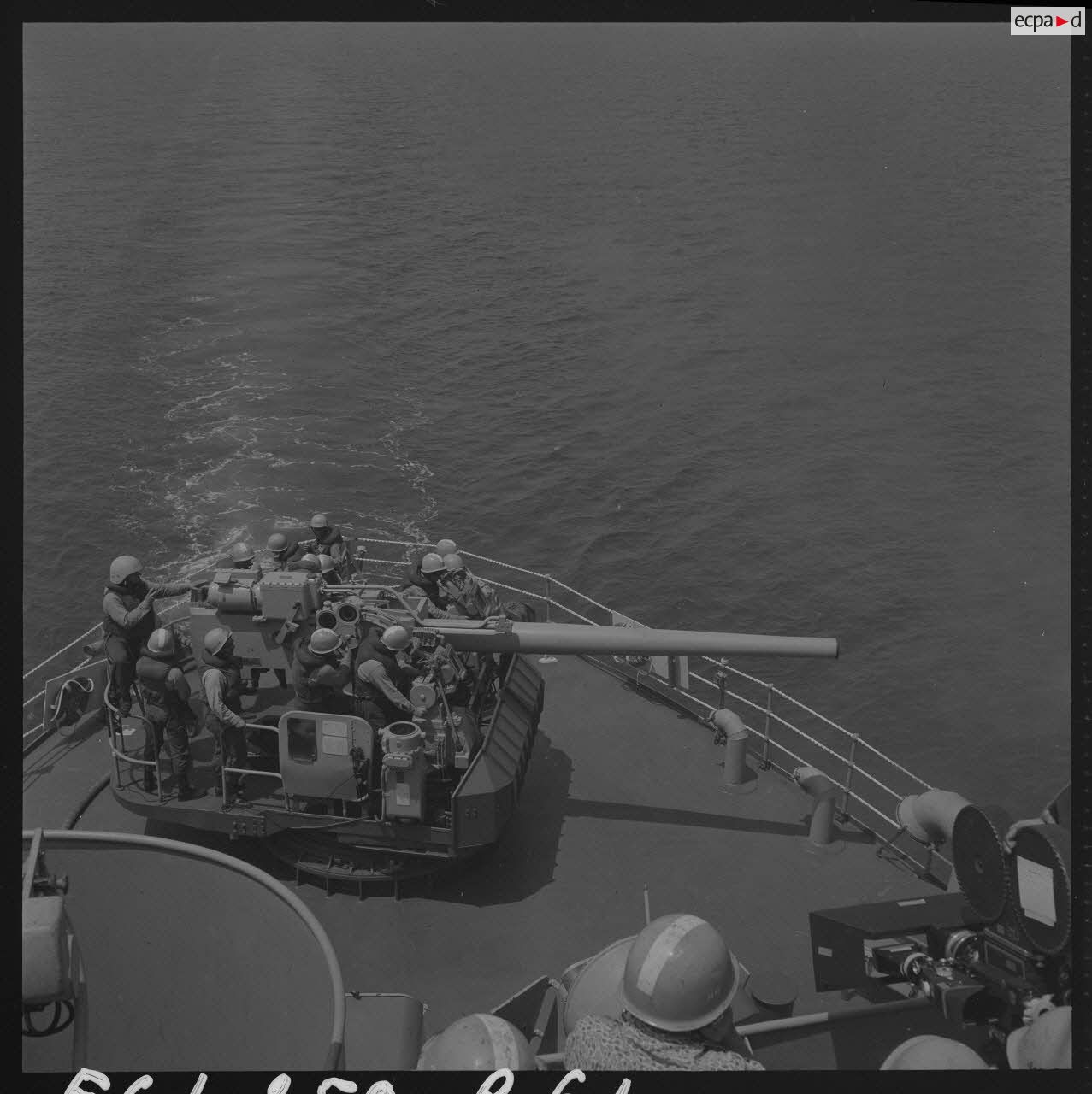 Sur le tournage du film Le jour le plus long. Exercice de tir au canon de 125 mm à bord du bâtiment USS Fremont (APA-44) de la 6e flotte américaine.