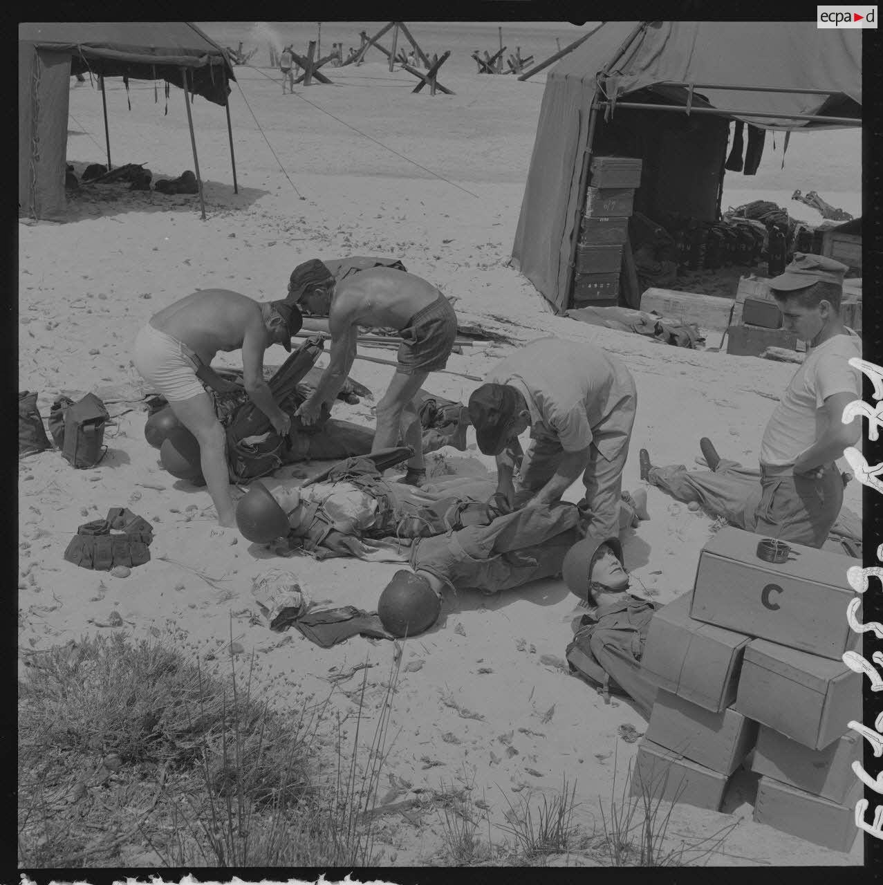 Sur le tournage du film Le jour le plus long. Habillage des mannequins.