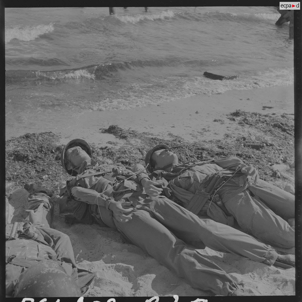 Sur le tournage du film Le jour le plus long. Mannequins sur la plage.
