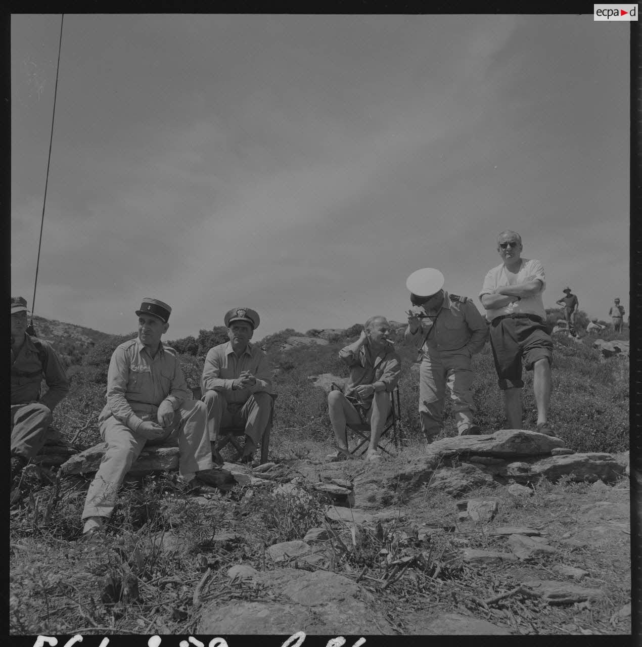 Sur le tournage du film Le jour le plus long. Darryl Zanuck, producteur du film, s'entretient avec les observateurs militaires et le lieutenant-colonel Simon, chef du Service d'information et d'études du ministère des Armées (SIEMA).