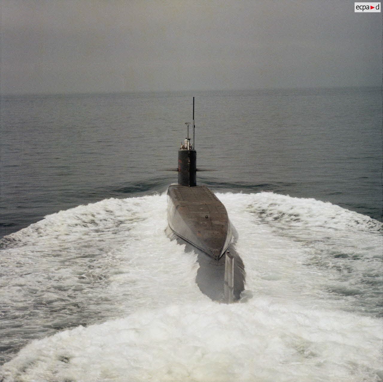 Vue aérienne sur le SNLE Le Redoutable lors de sa première sortie en mer.
