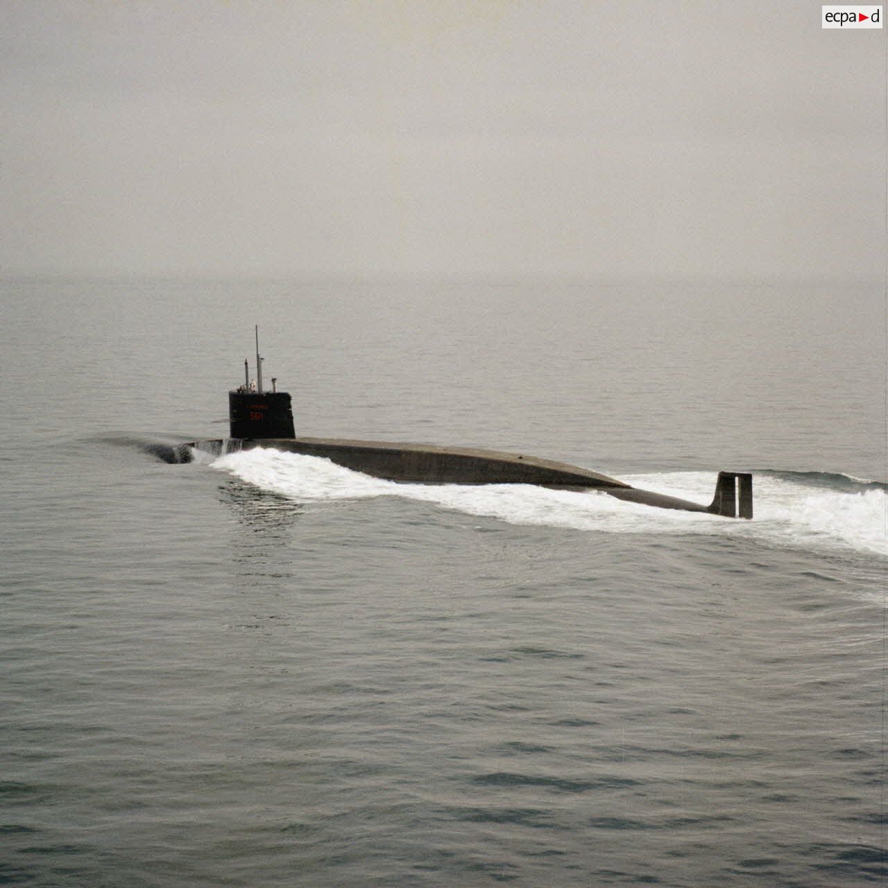 Vue aérienne sur le SNLE Le Redoutable lors de sa première sortie en mer.