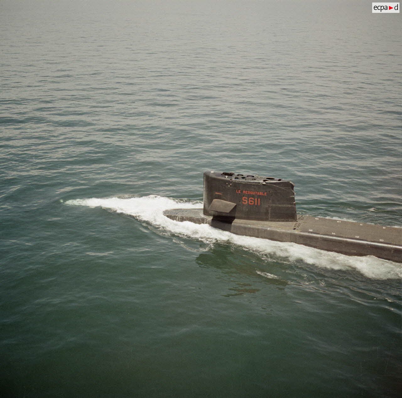 Vue aérienne sur le SNLE Le Redoutable lors de sa première sortie en mer.