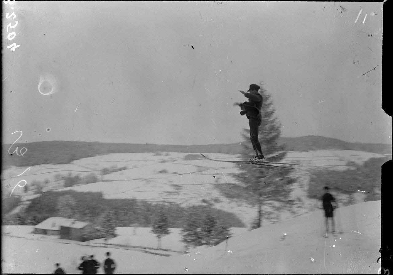 Vosges. Skieurs norv&eacute;giens section sanitaire. Un saut. [l&eacute;gende d'origine]