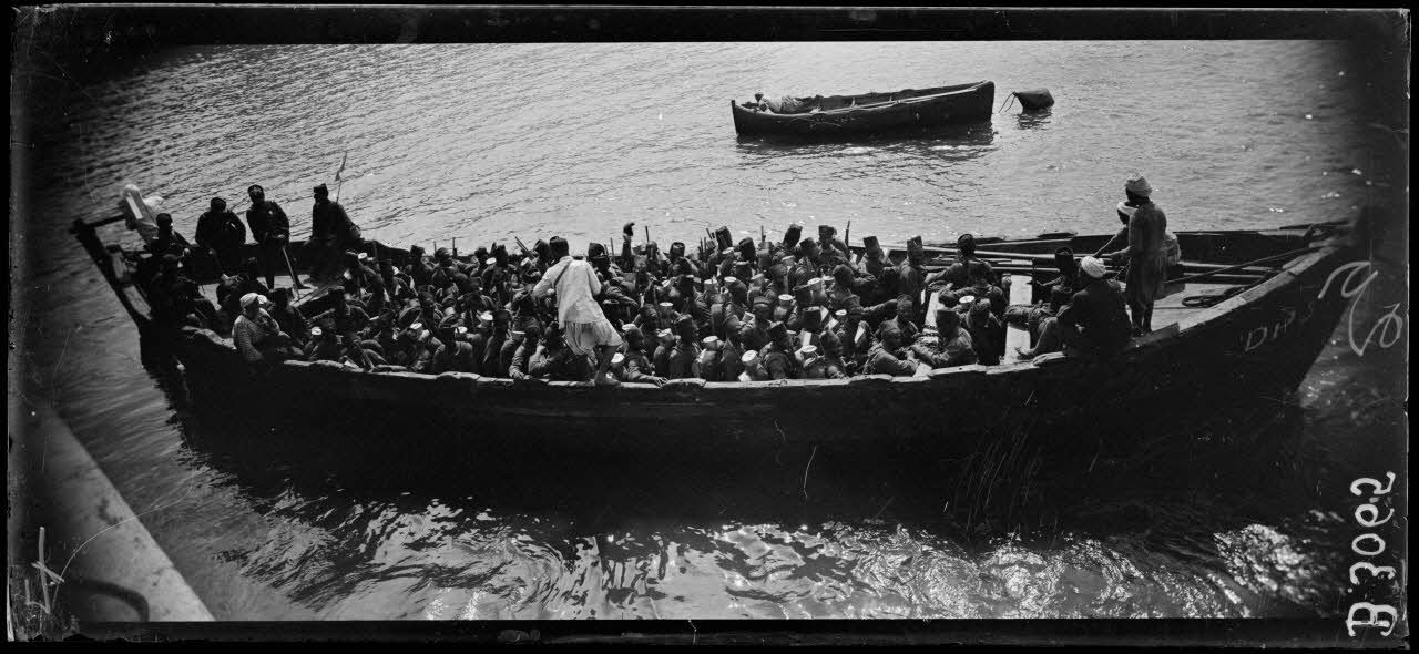 Casablanca, barcasse remplie de s&eacute;n&eacute;galais. [l&eacute;gende d&rsquo;origine]