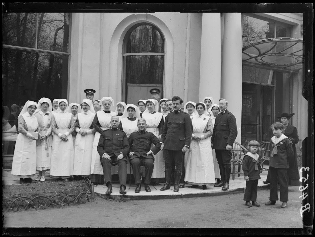 Ambulance n&eacute;erlandaise du Pr&eacute; Catalan. Groupe de m&eacute;decins et d'infirmi&egrave;res n&eacute;erlandaises. [l&eacute;gende d'origine]