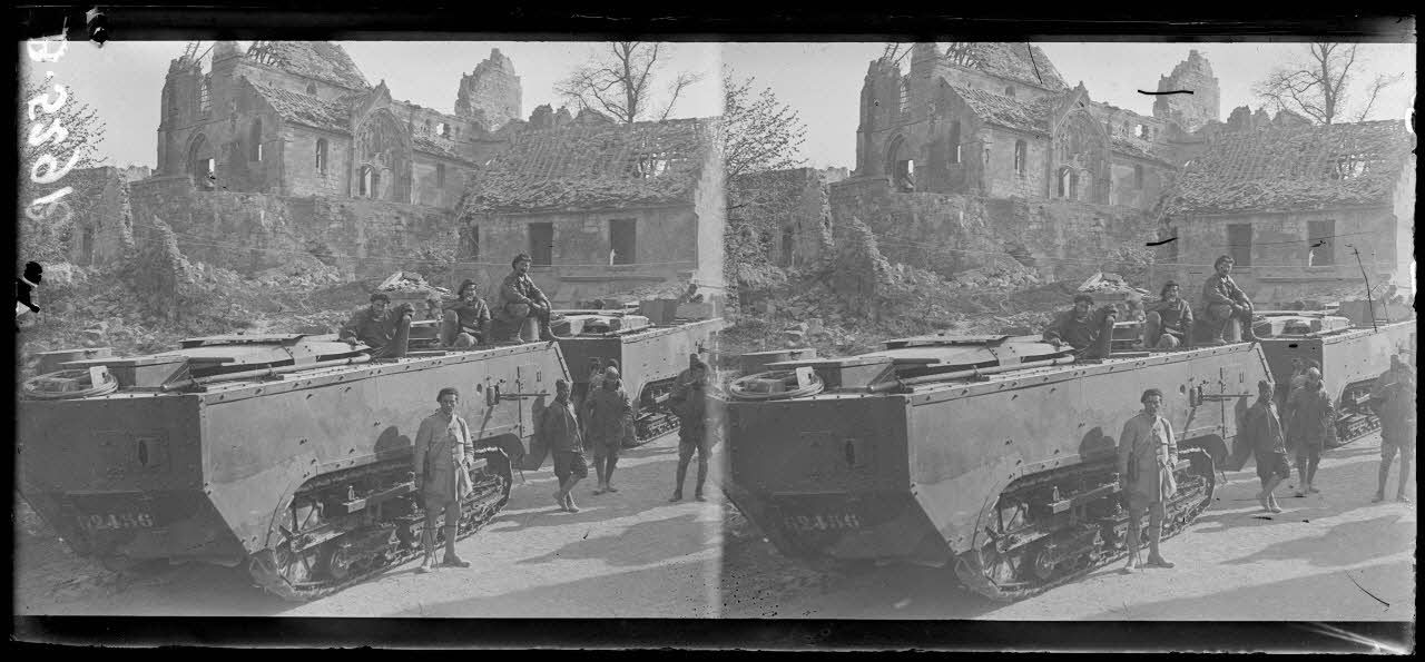 Missy-sur-Aisne (Aisne). Un tank de Saint-Chamond. [l&eacute;gende d'origine]