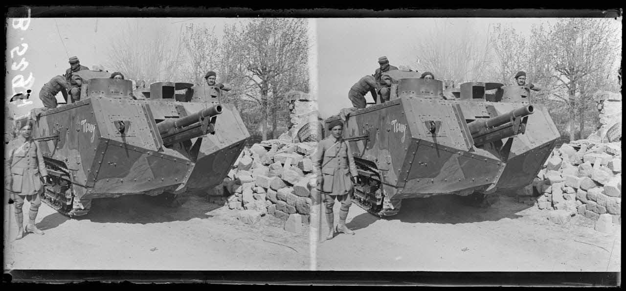 Missy-sur-Aisne (Aisne). Un tank de Saint-Chamond. [l&eacute;gende d'origine]