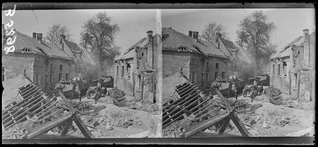 Cond&eacute;-sur-Aisne (Aisne). Les tanks traversant la localit&eacute;. [l&eacute;gende d'origine]