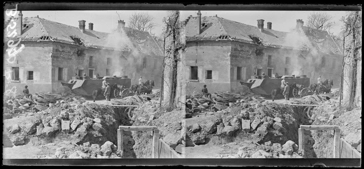Cond&eacute;-sur-Aisne (Aisne). Les tanks traversant la localit&eacute;. [l&eacute;gende d'origine]