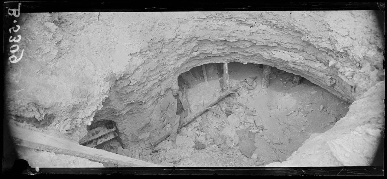 Mont des sapins (Aisne). Poste de secours allemand install&eacute; dans une carri&egrave;re, dont la vo&ucirc;te a &eacute;t&eacute; crev&eacute;e par un obus fran&ccedil;ais. [l&eacute;gende d'origine]