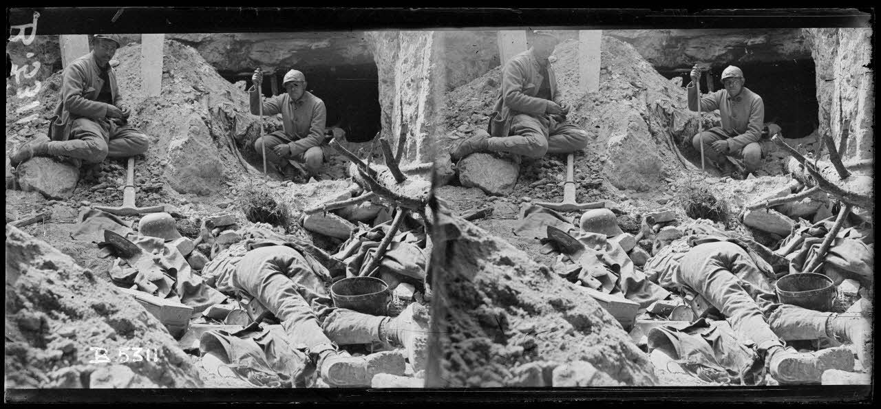 Mont des sapins (Aisne). Poste de secours allemand install&eacute; dans une carri&egrave;re, dont la vo&ucirc;te a &eacute;t&eacute; crev&eacute;e par un obus fran&ccedil;ais. Aspect du trou, un cadavre. [l&eacute;gende d'origine]