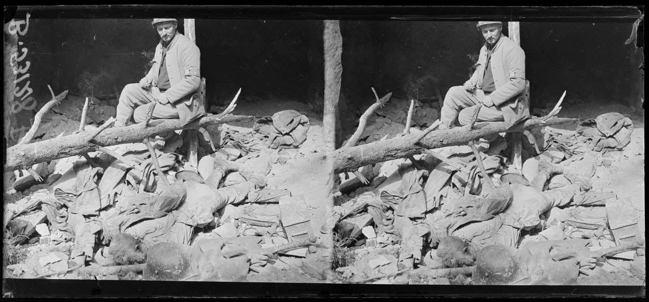 Mont des sapins (Aisne). Poste de secours allemand install&eacute; dans une carri&egrave;re, dont la vo&ucirc;te a &eacute;t&eacute; crev&eacute;e par un obus fran&ccedil;ais. Aspect du trou, un cadavre. [l&eacute;gende d'origine]