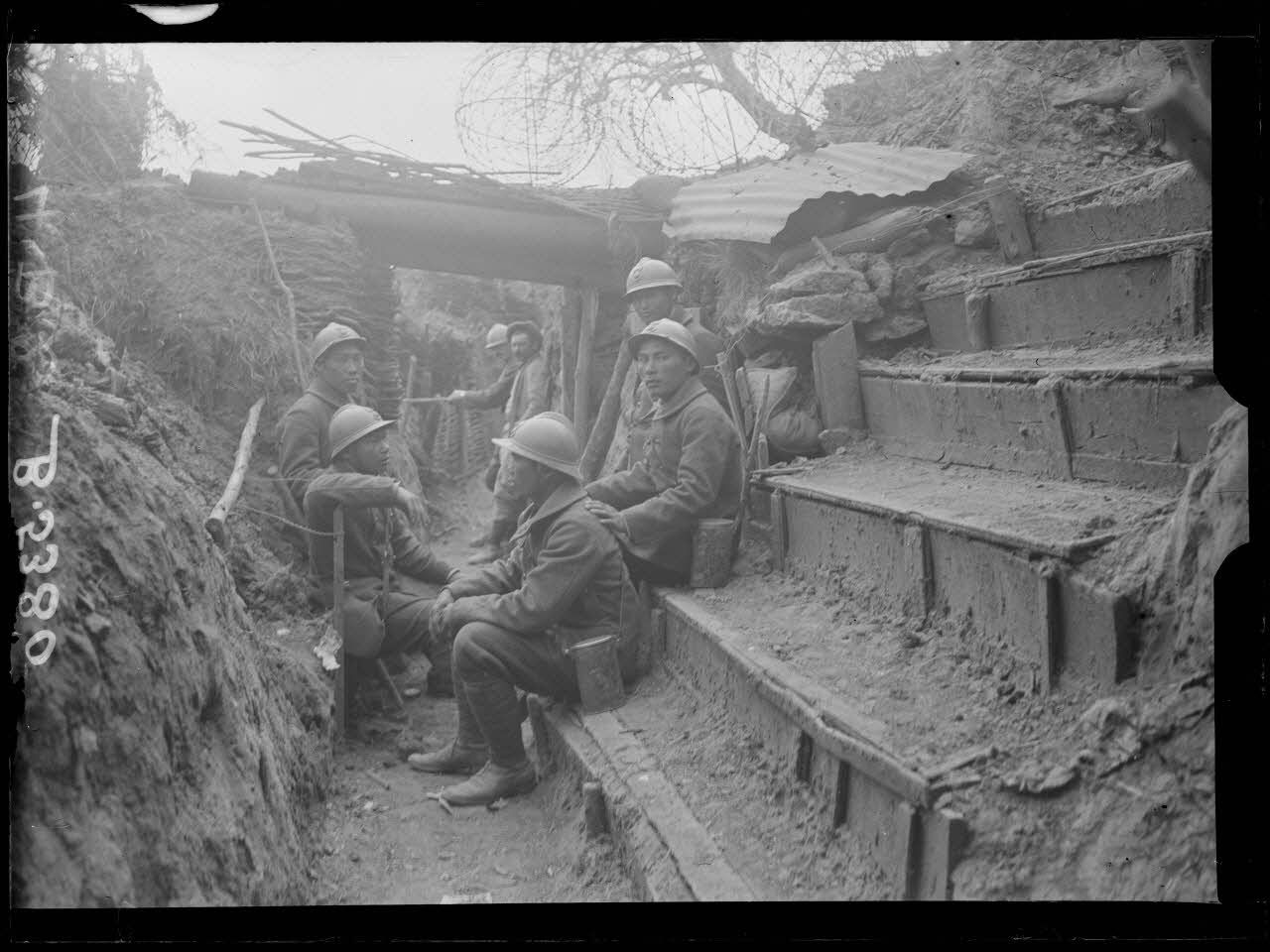 Soupir (Aisne). Les annamites occupent les anciennes tranch&eacute;es allemandes sur le Mont des Sapins. [l&eacute;gende d'origine]
