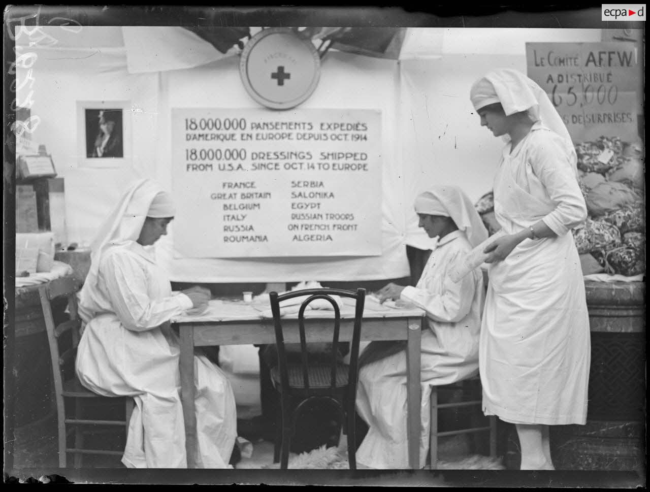 Inauguration de l'exposition des envois de l'Am&eacute;rique aux soldats du front faite par Monsieur Poincar&eacute;, Monsieur Barthou et Monsieur Hanoteau. L'affiche des envois de l'oeuvre. [l&eacute;gende d'origine]