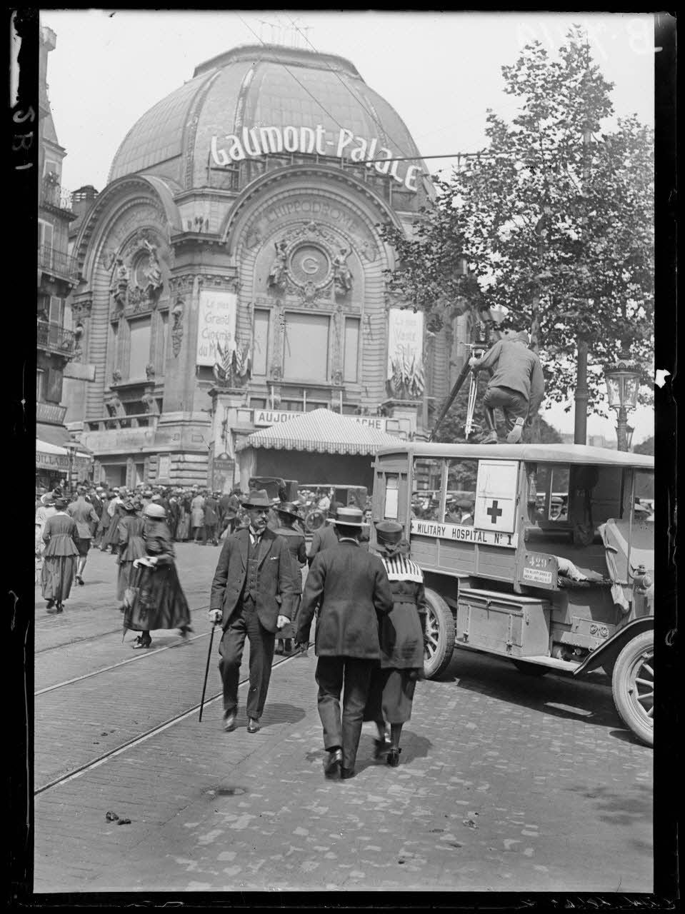 Paris. Manifestation franco-am&eacute;ricaine au Gaumont-Palace. La foule &agrave; l'entr&eacute;e. [l&eacute;gende d'origine]