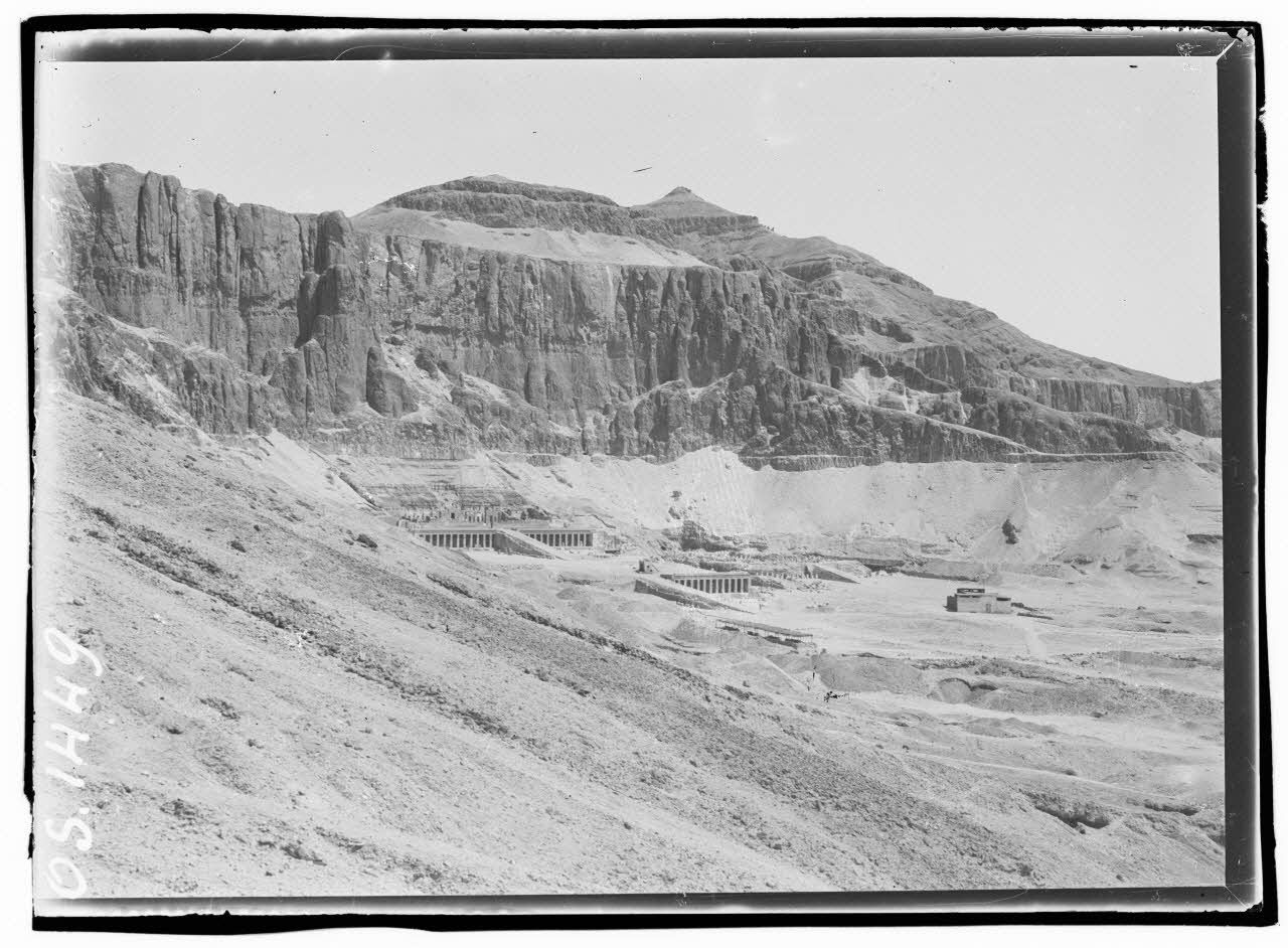 Thèbes. Egypte. Cirque et temple de Deir El Bahri. [légende d'origine]