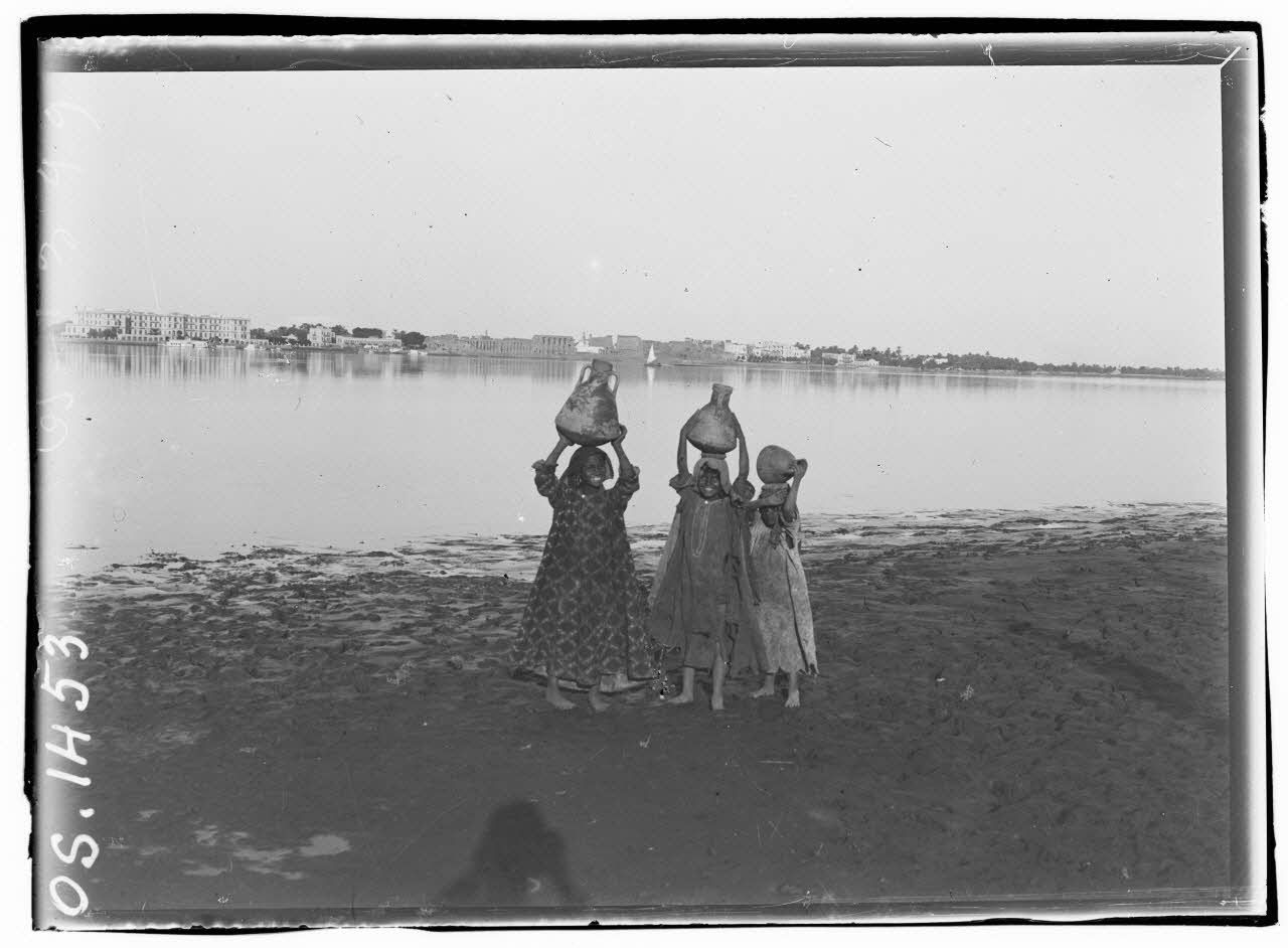 Thèbes. Egypte. Fillettes près du Nil. En face, Louqsor. [légende d'origine]