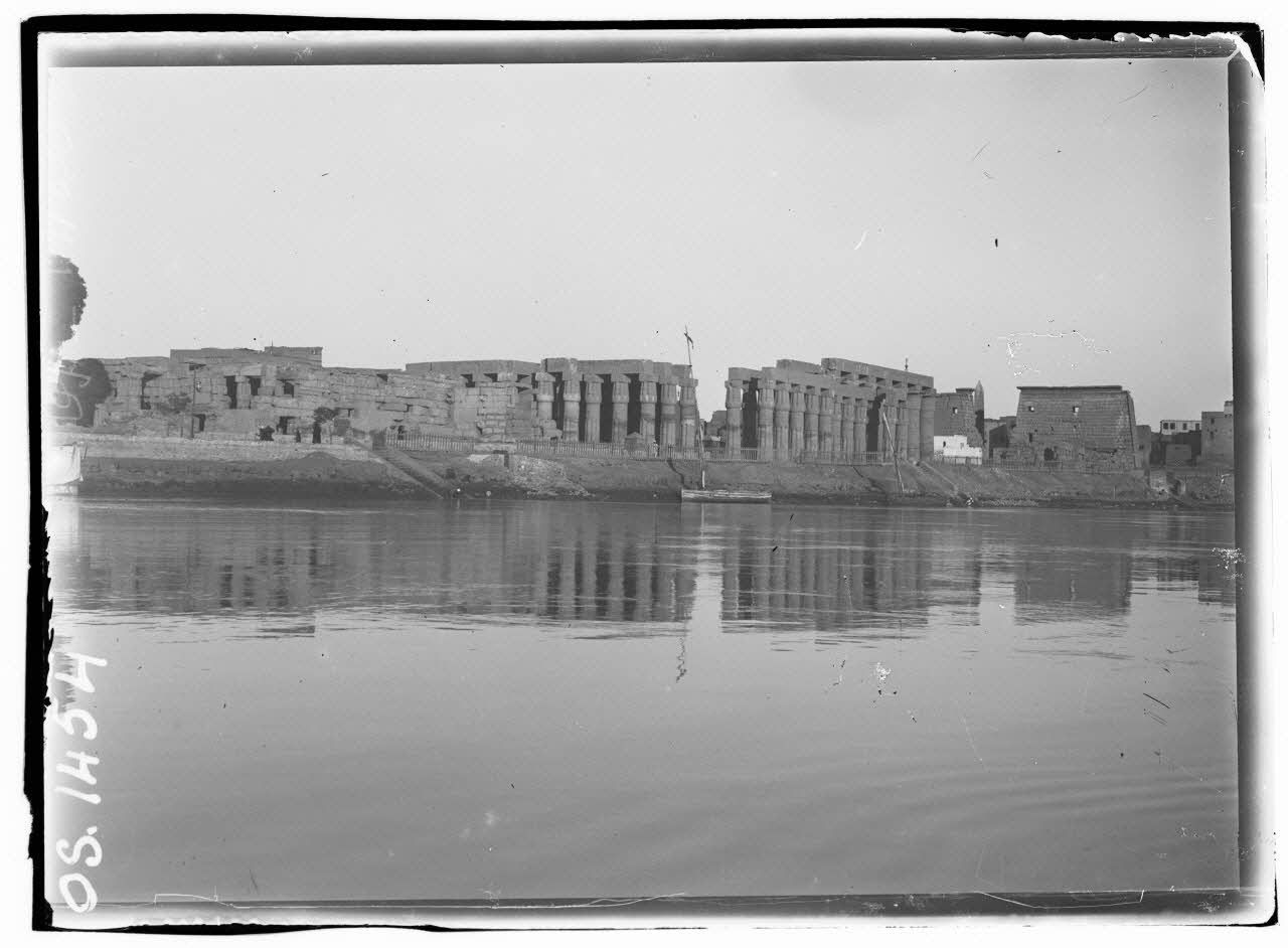 Louqsor. Le temple vu du Nil. [légende d'origine]