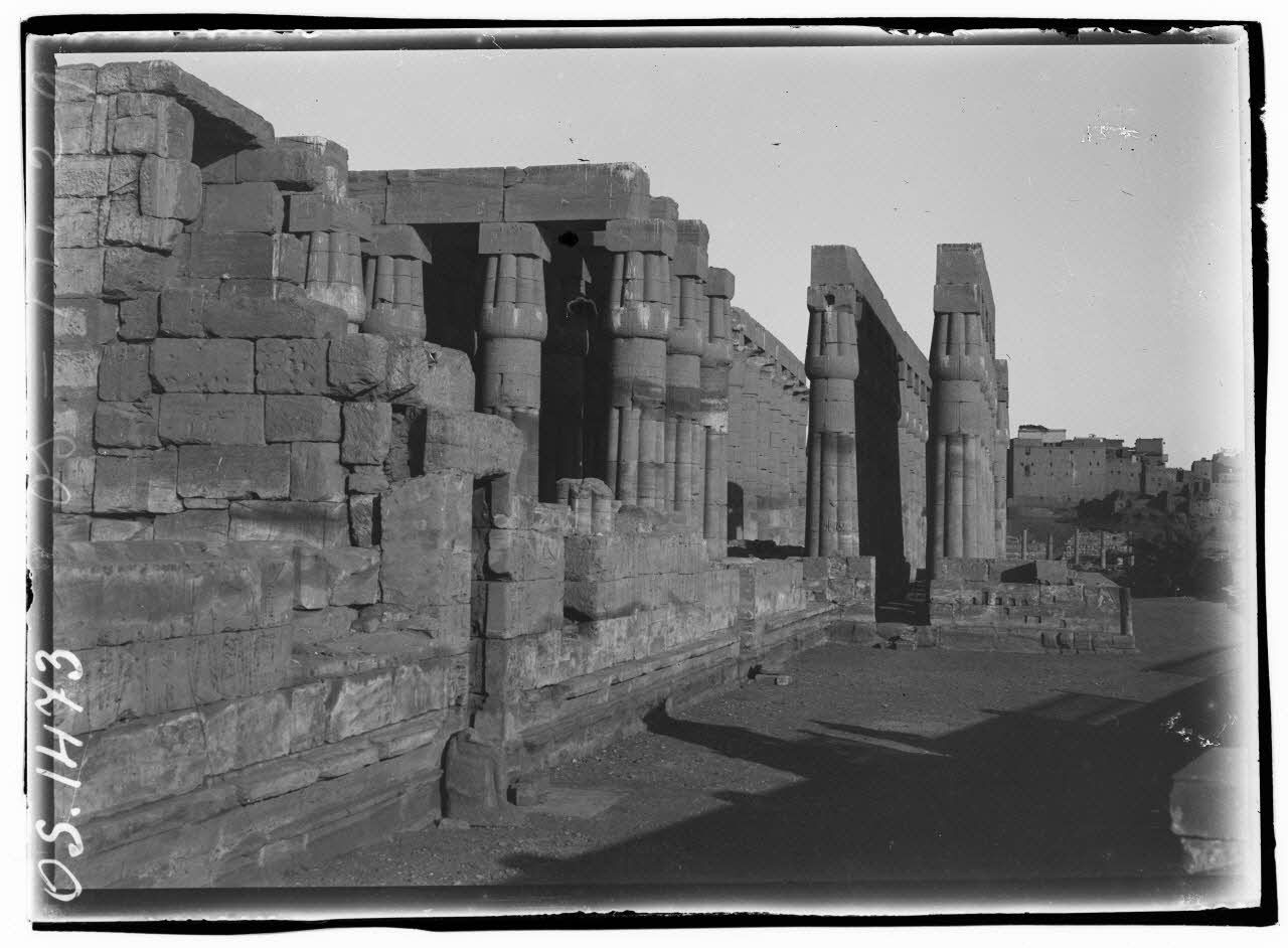 Egypte. Le temple de Louqsor. [légende d'origine]