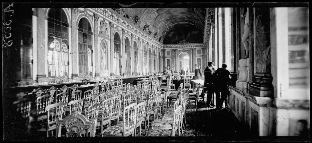 Versailles. Signature du traité de paix, vue d'ensemble de la Galerie des glaces (28.6.19). [légende d'origine]