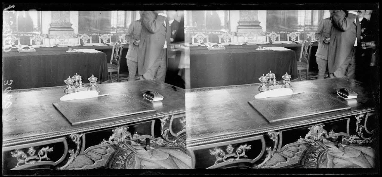 Versailles. Signature du traité de paix, le buvard, l'encrier et les plumes d'oies. [légende d'origine]