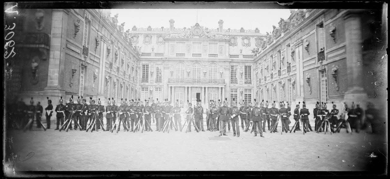 Versailles. Signature du traité de paix, la garde républicaine dans la cour. [légende d'origine]
