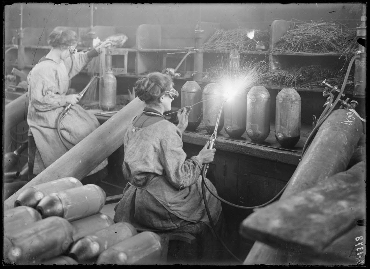 Forges de la Chaléassière (Saint-Etienne). Adaptation de la calotte par trois points de suture. [légende d'origine]