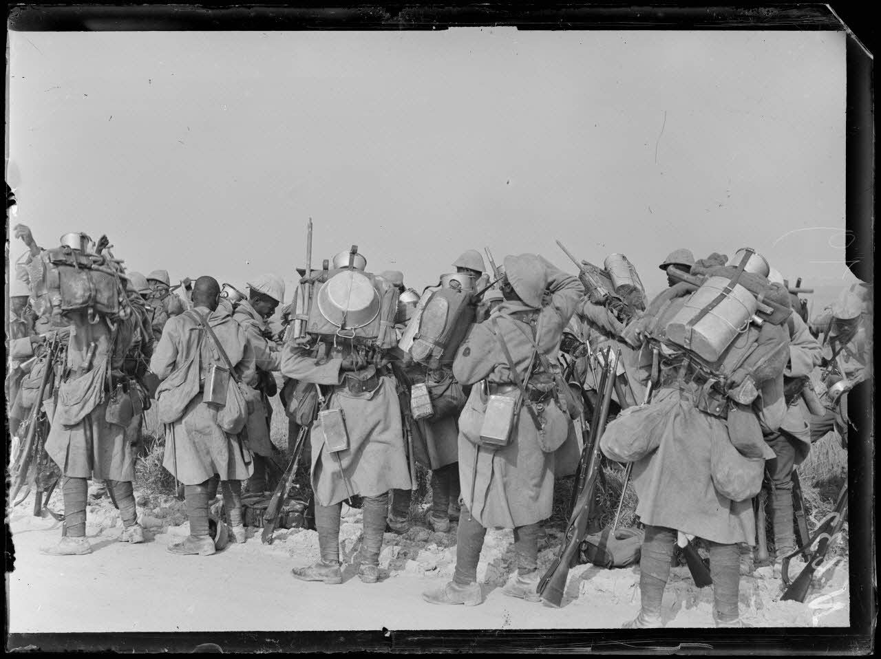 Route de Verdun (Meuse), colonne de S&eacute;n&eacute;galais faisant la halte. [l&eacute;gende d'origine]
